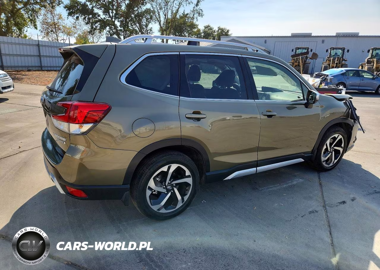 2023 Subaru Forester Touring VIN:JF2SKARC6PH409624 - 3