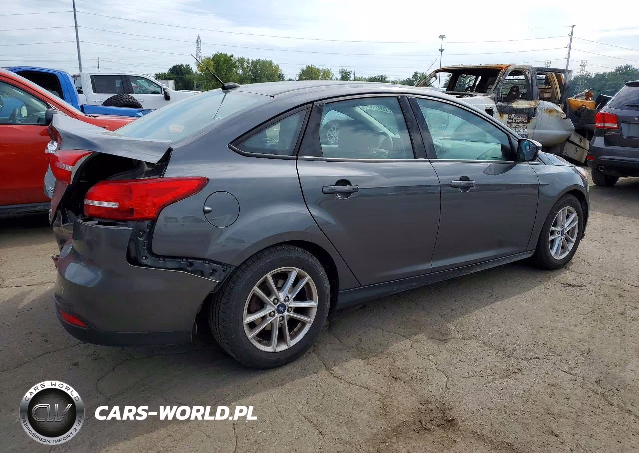 2018 Ford Focus Se VIN:1FADP3FE9JL301843 - 3