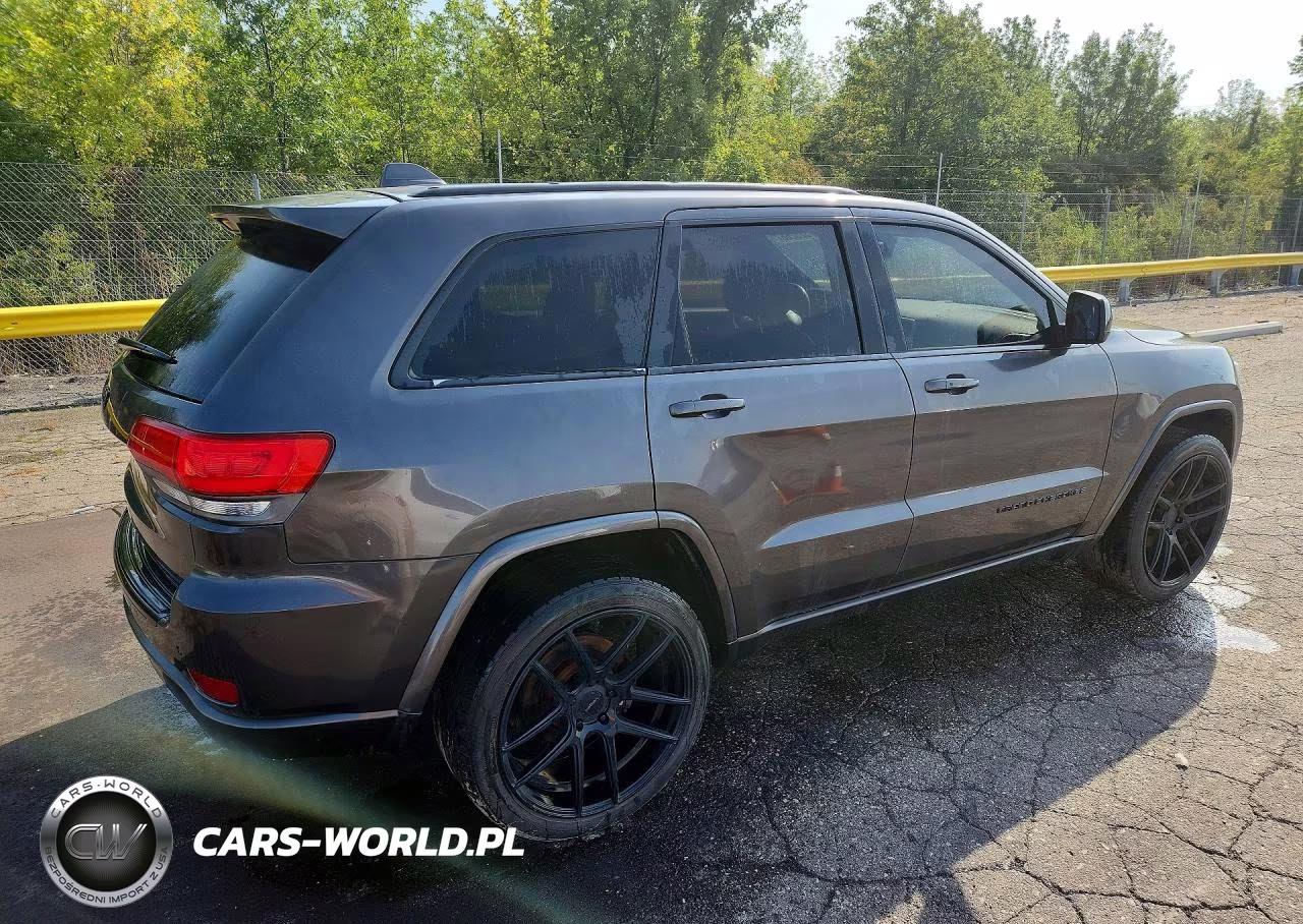 2015 Jeep Grand Cherokee Laredo VIN:1C4RJFAG9FC692494 - 3