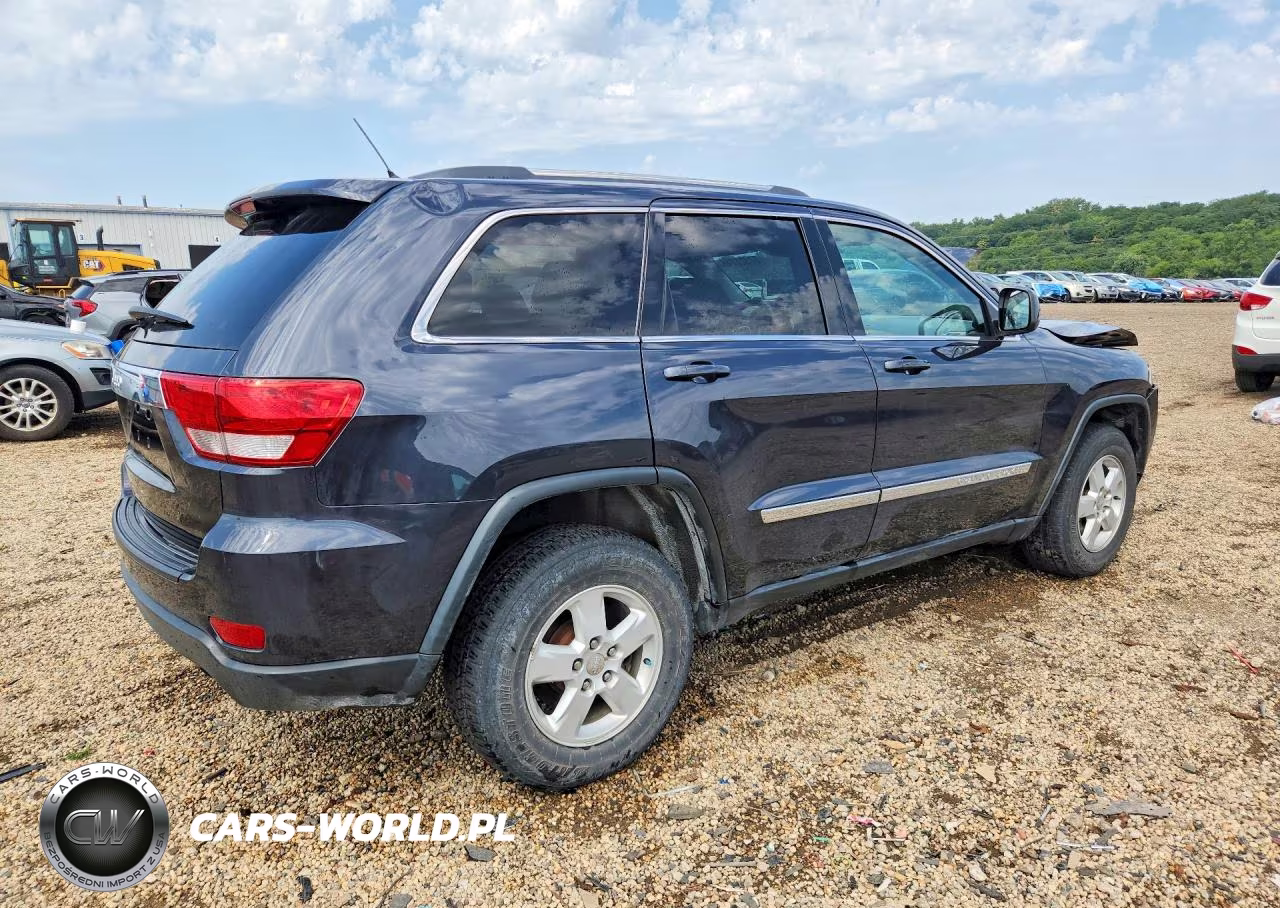 2013 Jeep Grand Cherokee Laredo VIN:1C4RJFAG1DC568765 - 3