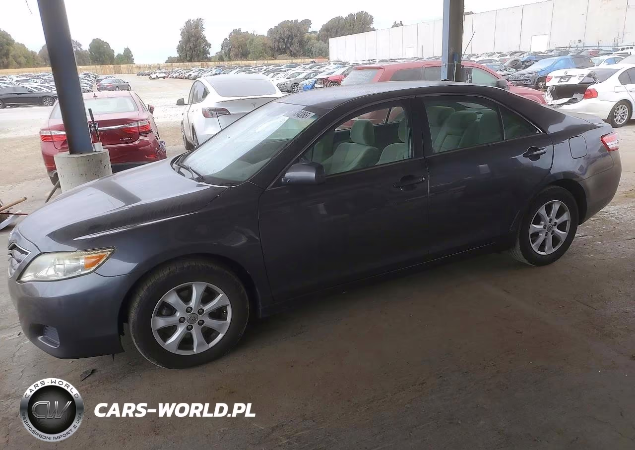 2011 Toyota Camry Le V6 – zdjęcie 1 z 12
