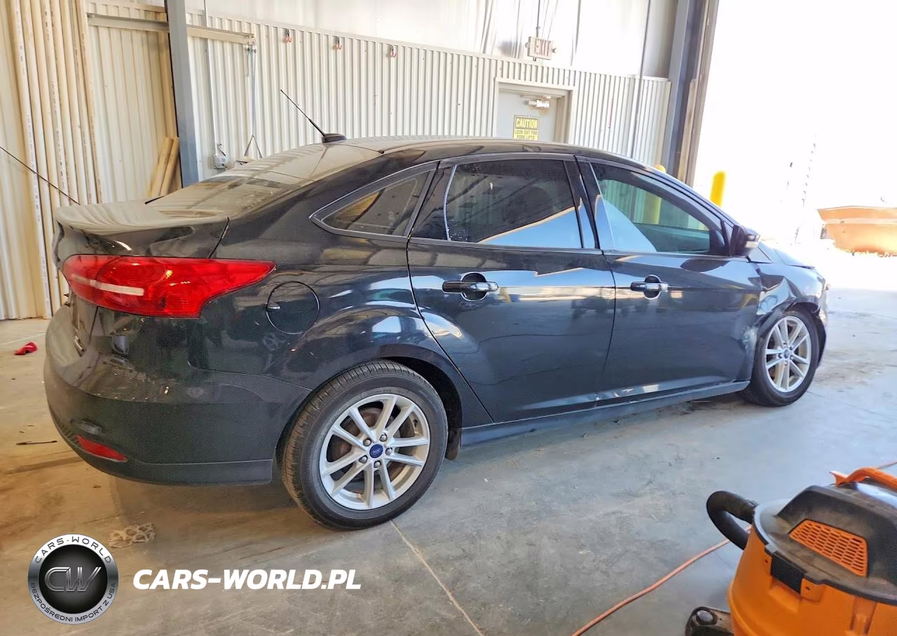 2015 Ford Focus Se VIN:1FADP3F26FL337034 - 3