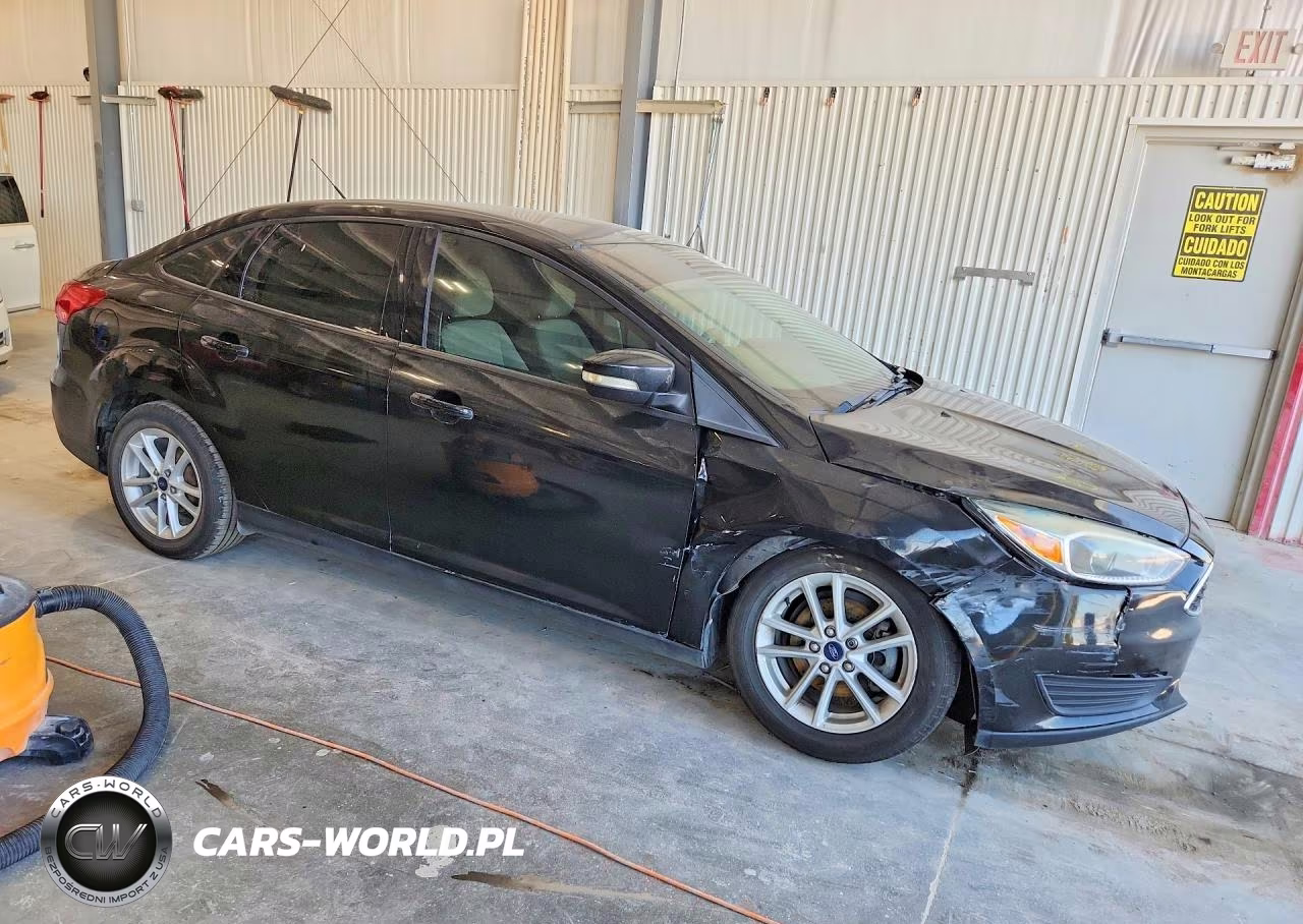 2015 Ford Focus Se VIN:1FADP3F26FL337034 - 4