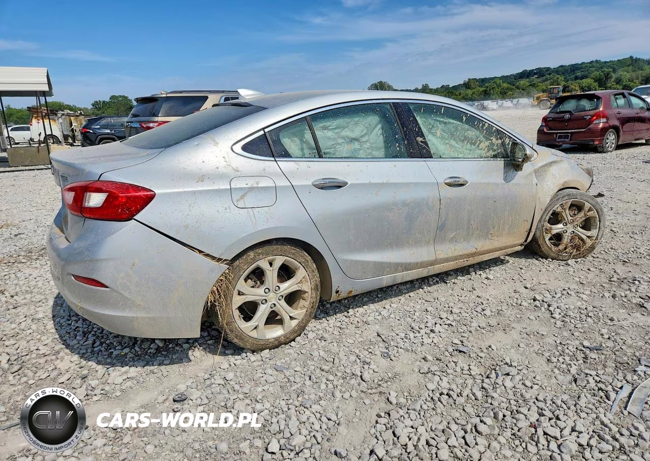 2018 Chevrolet Cruze Premier VIN:1G1BF5SMXJ7197328 - 3