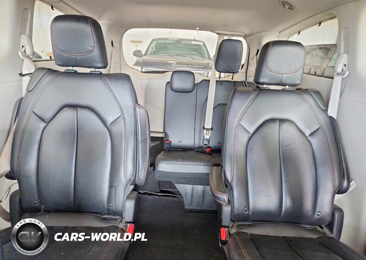 2018 Chrysler Pacifica Touring L VIN:2C4RC1BG7JR278917 - 10
