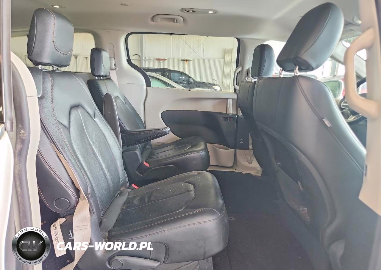 2018 Chrysler Pacifica Touring L VIN:2C4RC1BG7JR278917 - 11