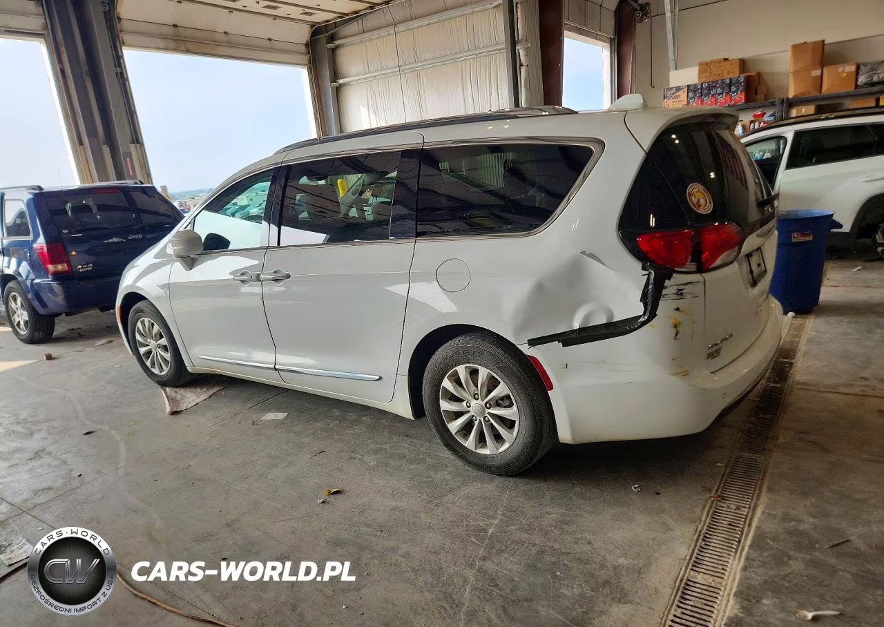 2018 Chrysler Pacifica Touring L VIN:2C4RC1BG7JR278917 - 2