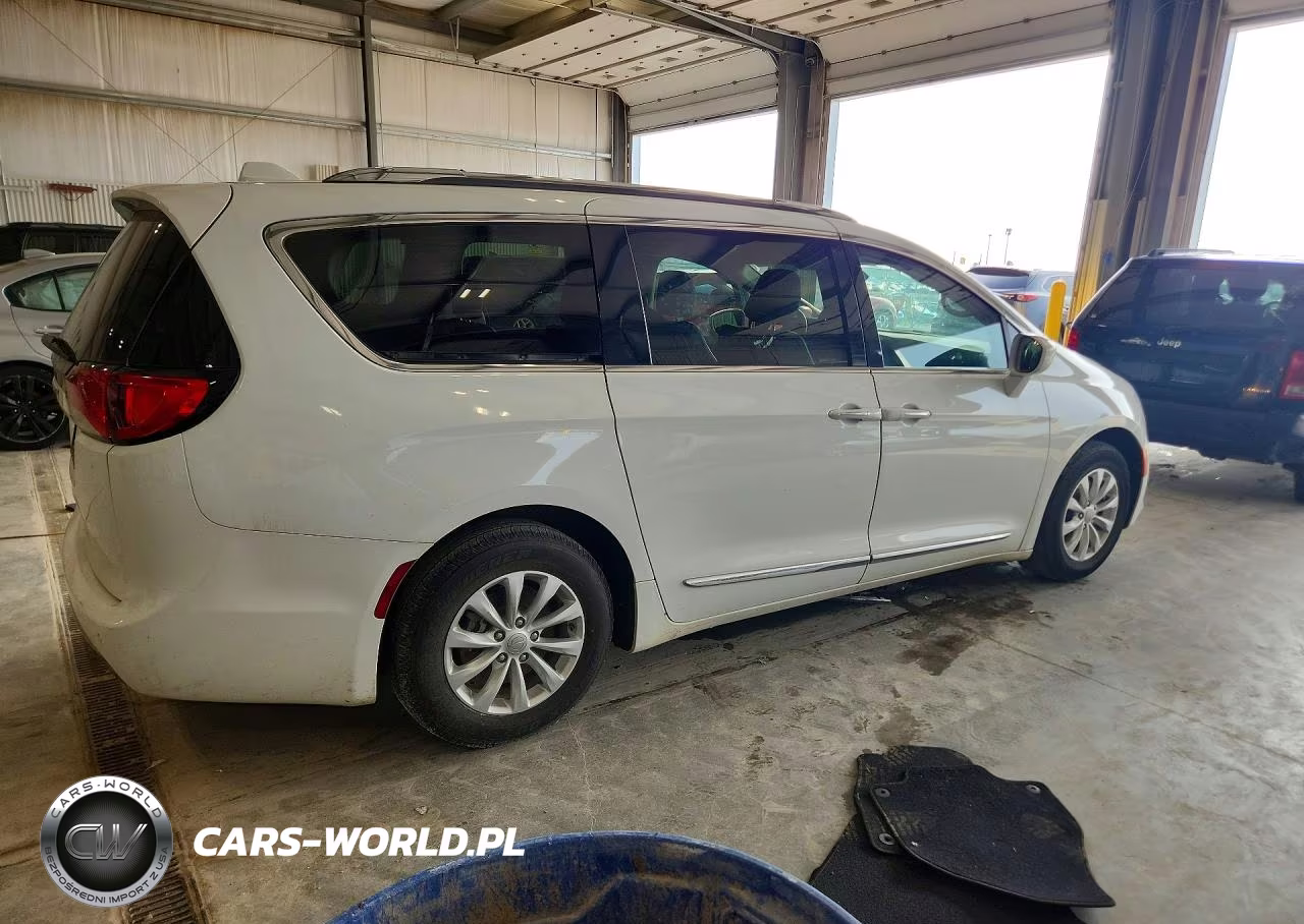 2018 Chrysler Pacifica Touring L VIN:2C4RC1BG7JR278917 - 3