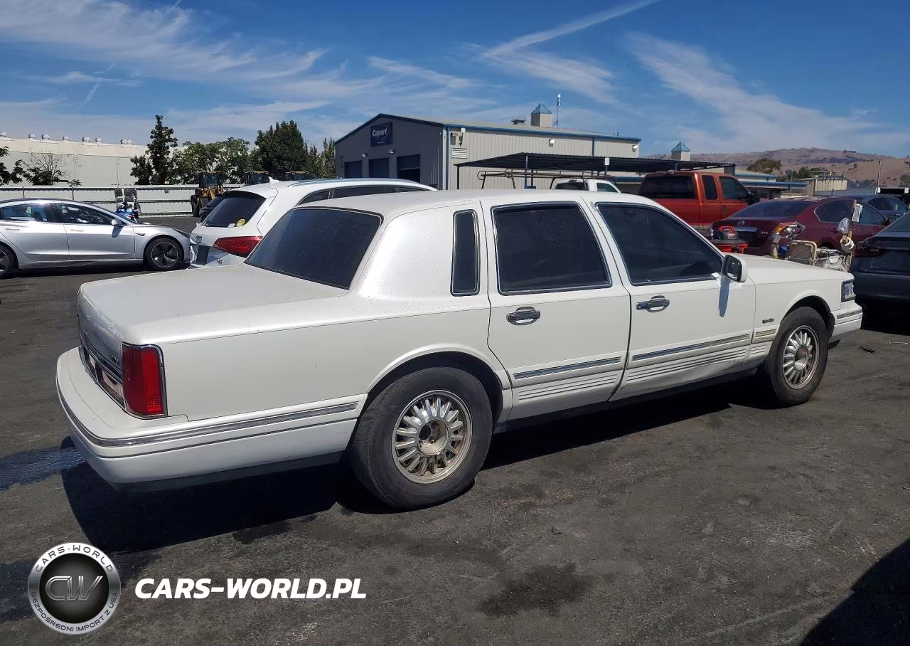 1997 Lincoln Town Car Signature VIN:1LNLM82W0VY613905 - 3