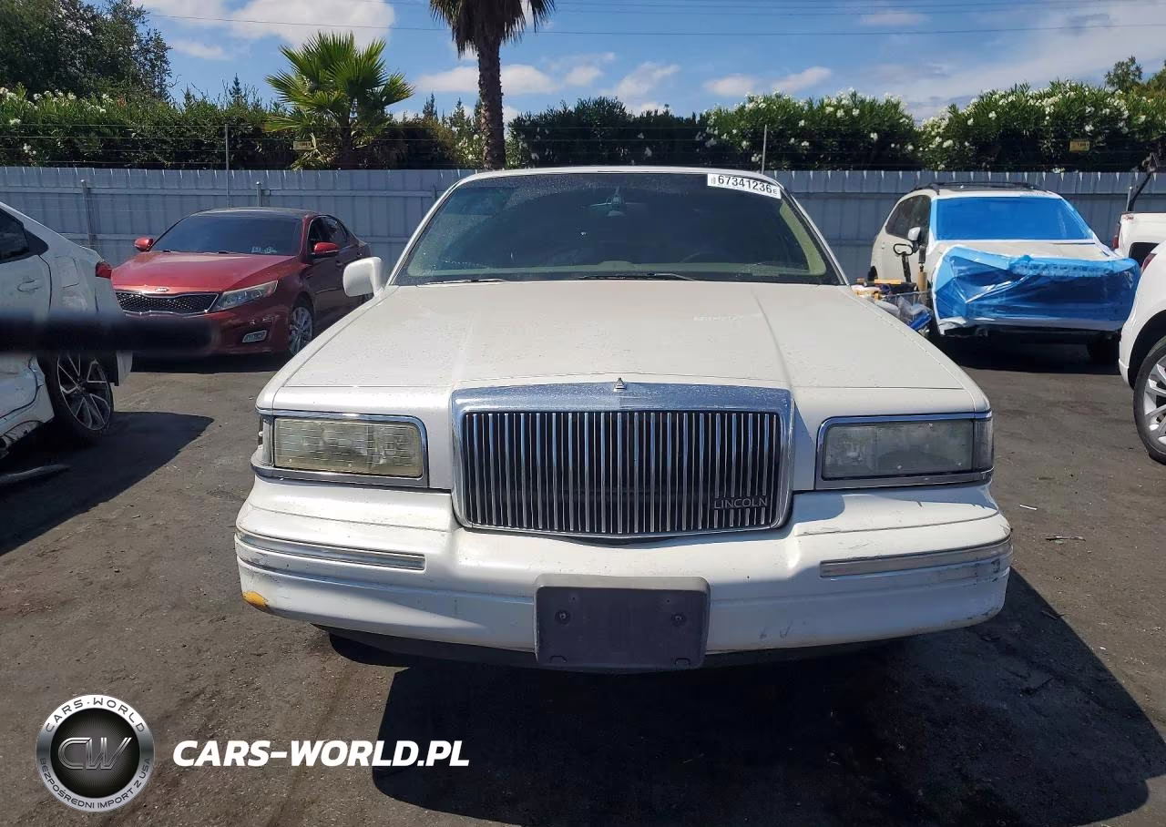 1997 Lincoln Town Car Signature VIN:1LNLM82W0VY613905 - 5