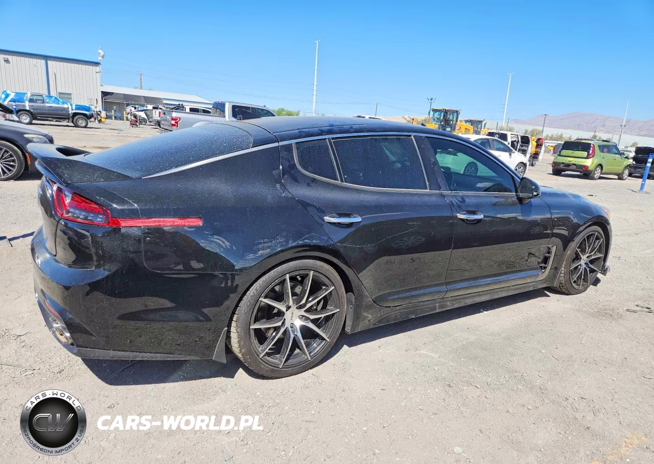 2018 Kia Stinger Premium VIN:KNAE25LA2J6013040 - 3