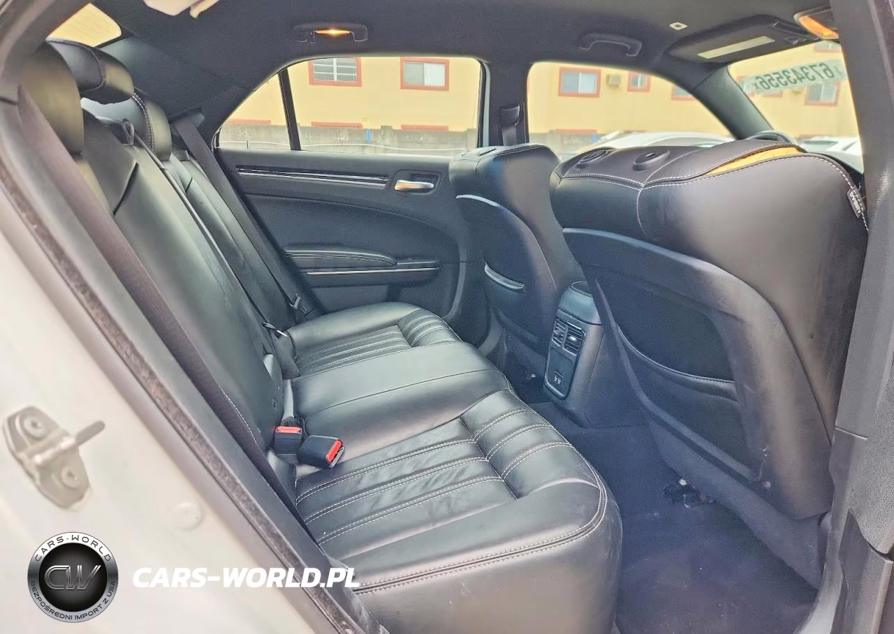 2019 Chrysler 300 S VIN:2C3CCABG7KH635028 - 10