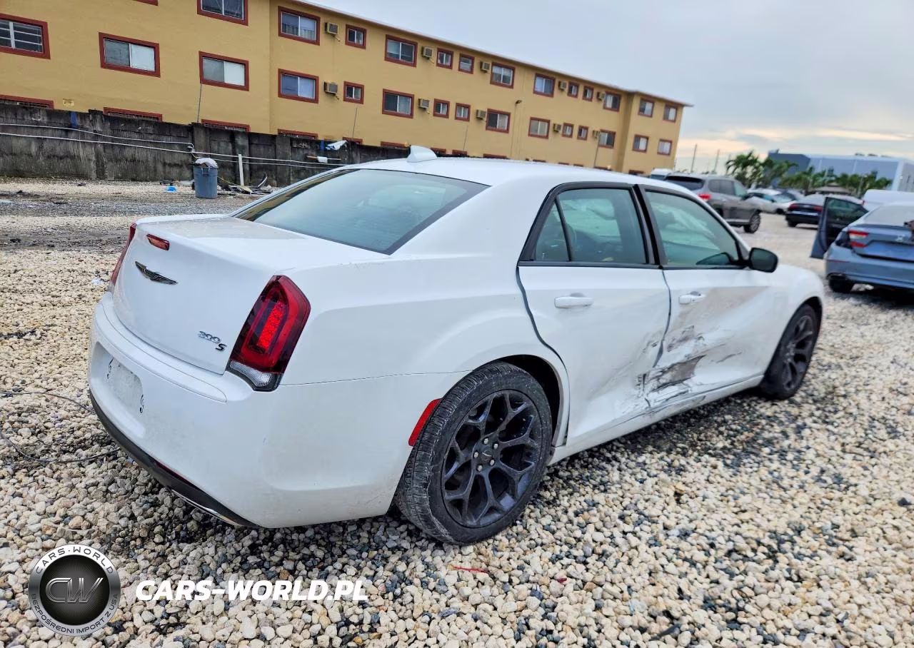 2019 Chrysler 300 S VIN:2C3CCABG7KH635028 - 3