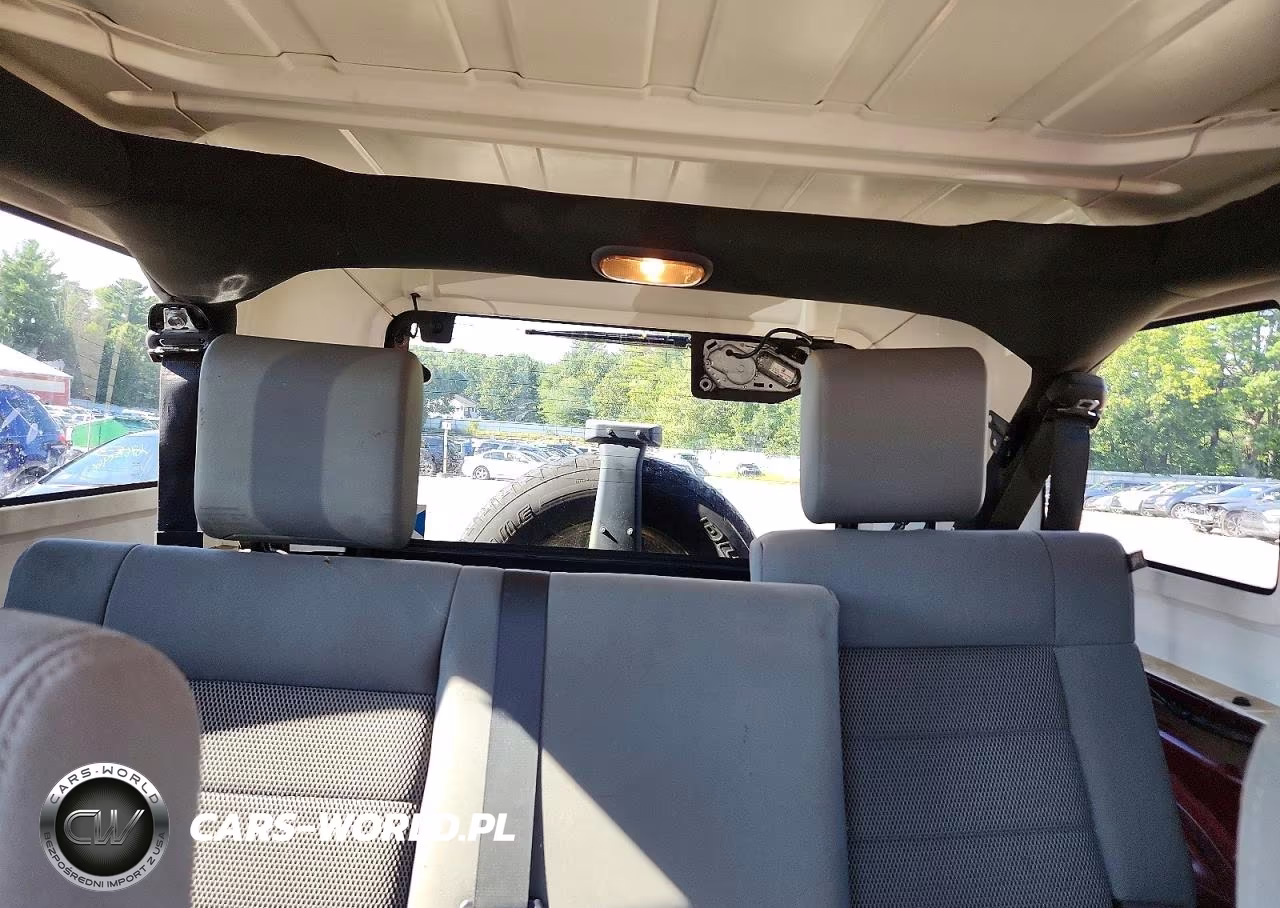 2009 Jeep Wrangler Unlimited Sahara VIN:1J8GA59179L758023 - 10
