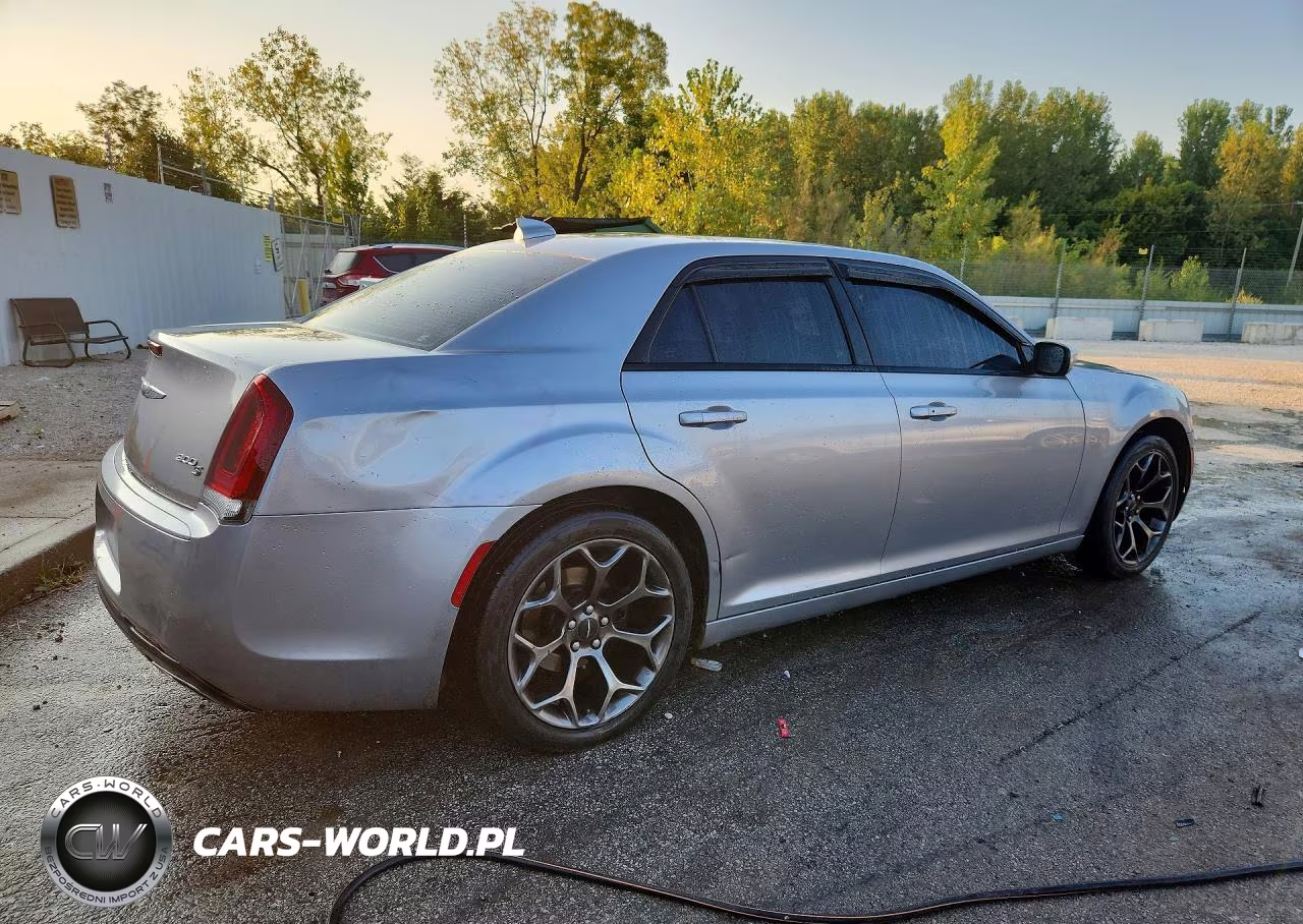 2015 Chrysler 300 S VIN:2C3CCABG3FH876011 - 3