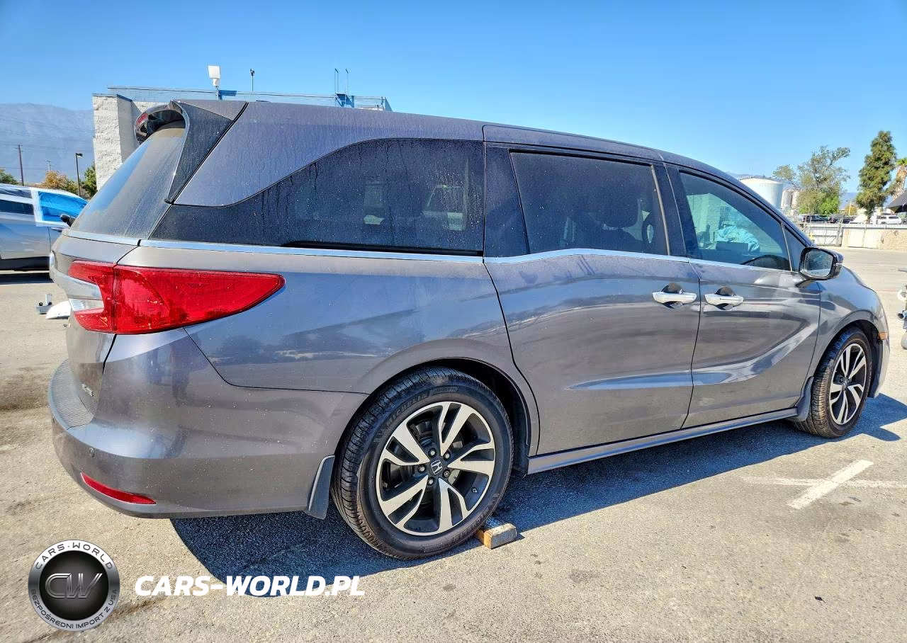 2018 Honda Odyssey Elite VIN:5FNRL6H96JB015111 - 3