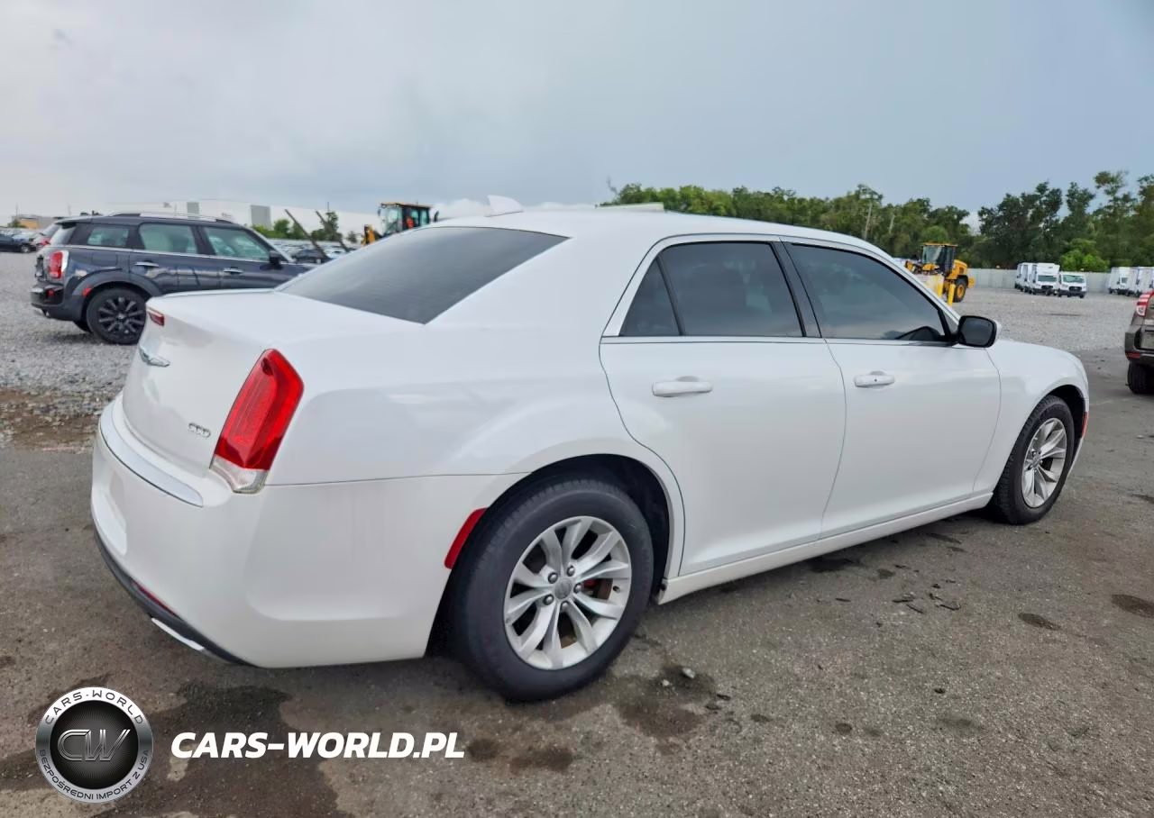 2015 Chrysler 300 Limited VIN:2C3CCAAG4FH930644 - 3