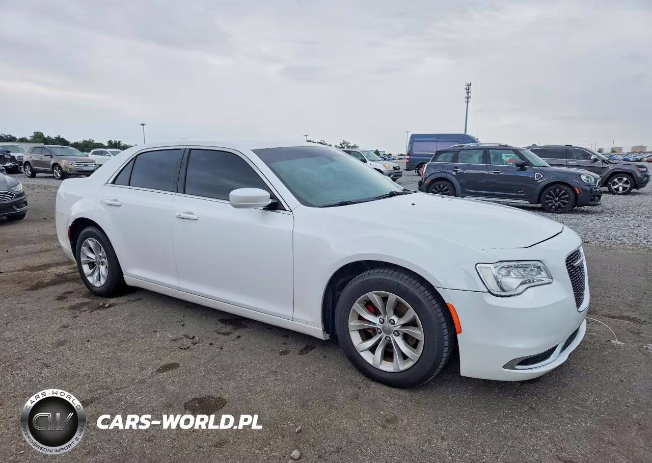 2015 Chrysler 300 Limited VIN:2C3CCAAG4FH930644 - 4