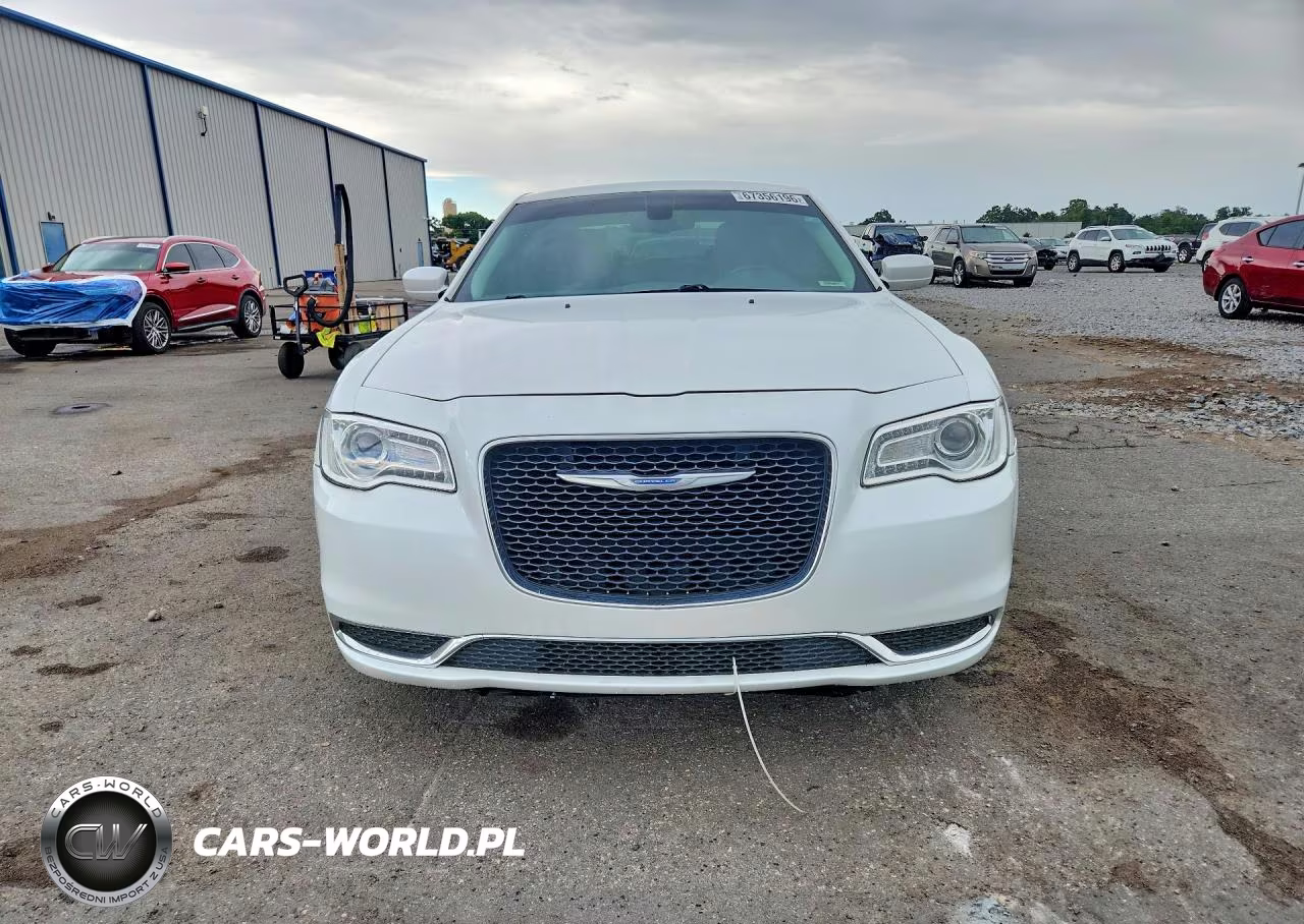 2015 Chrysler 300 Limited VIN:2C3CCAAG4FH930644 - 5