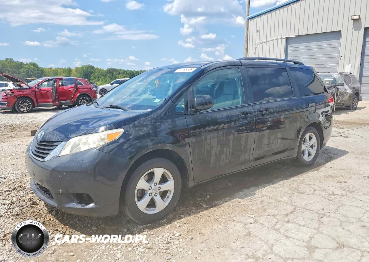 2011 Toyota Sienna Le – zdjęcie 1 z 13