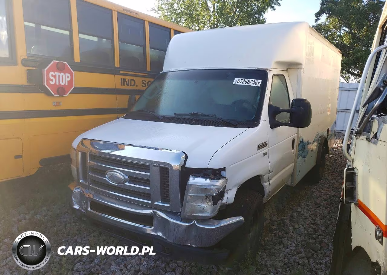 2014 Ford Econoline E350 Super Duty Cutaway Van