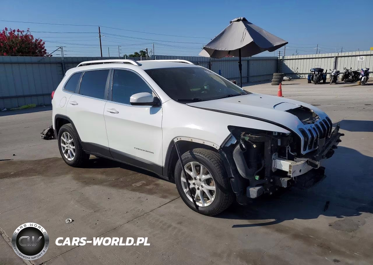 2016 Jeep Cherokee Latitude VIN:1C4PJMCS8GW157590 - 4