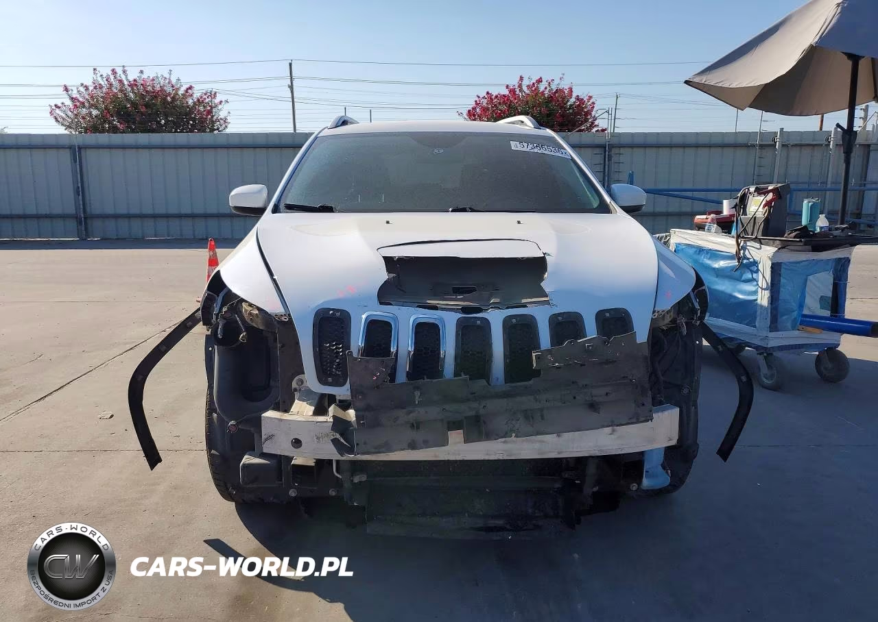 2016 Jeep Cherokee Latitude VIN:1C4PJMCS8GW157590 - 5