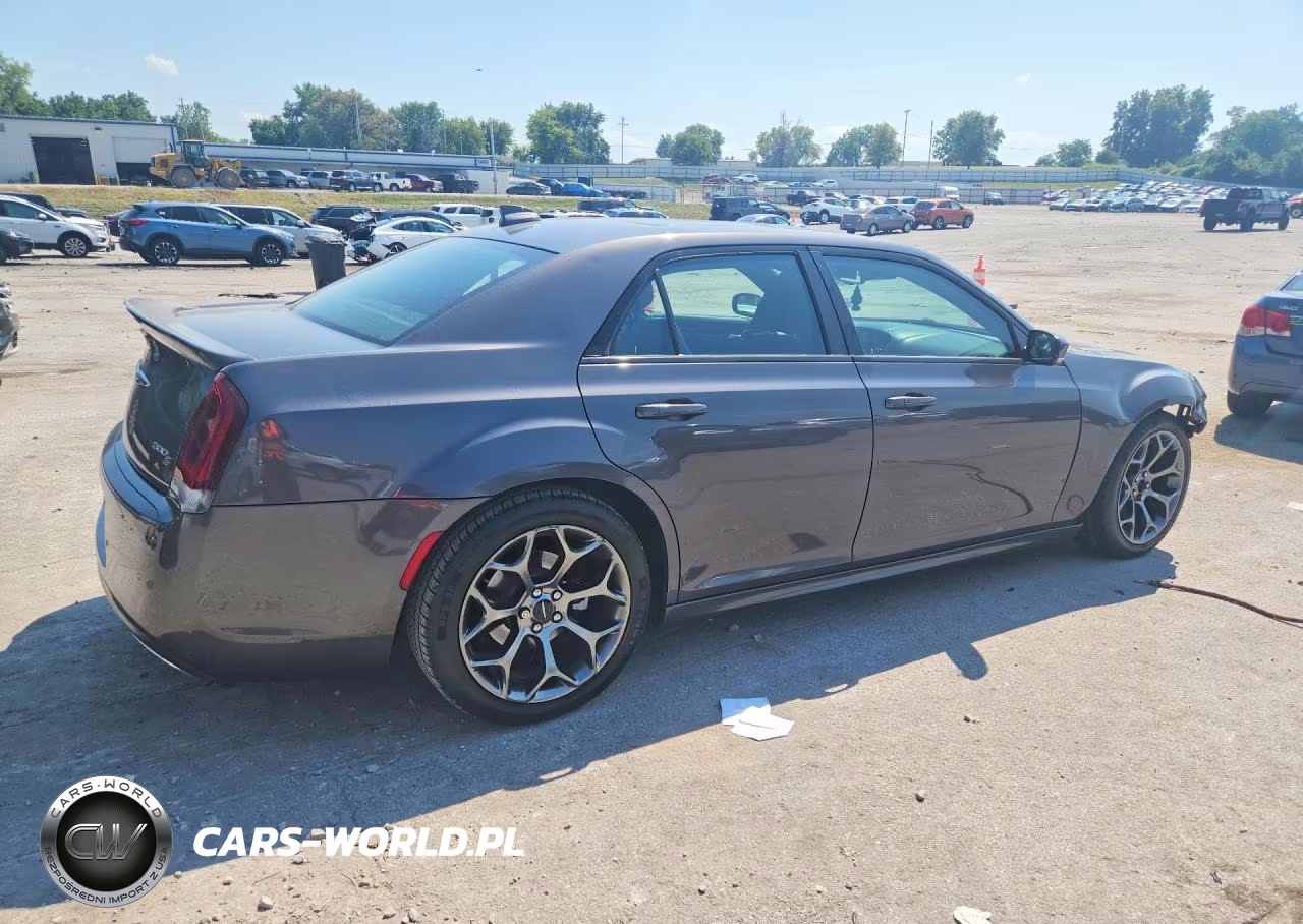 2018 Chrysler 300 S VIN:2C3CCABT5JH276015 - 3