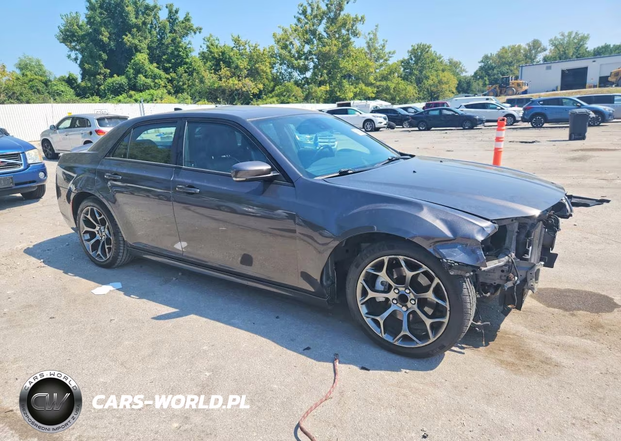 2018 Chrysler 300 S VIN:2C3CCABT5JH276015 - 4
