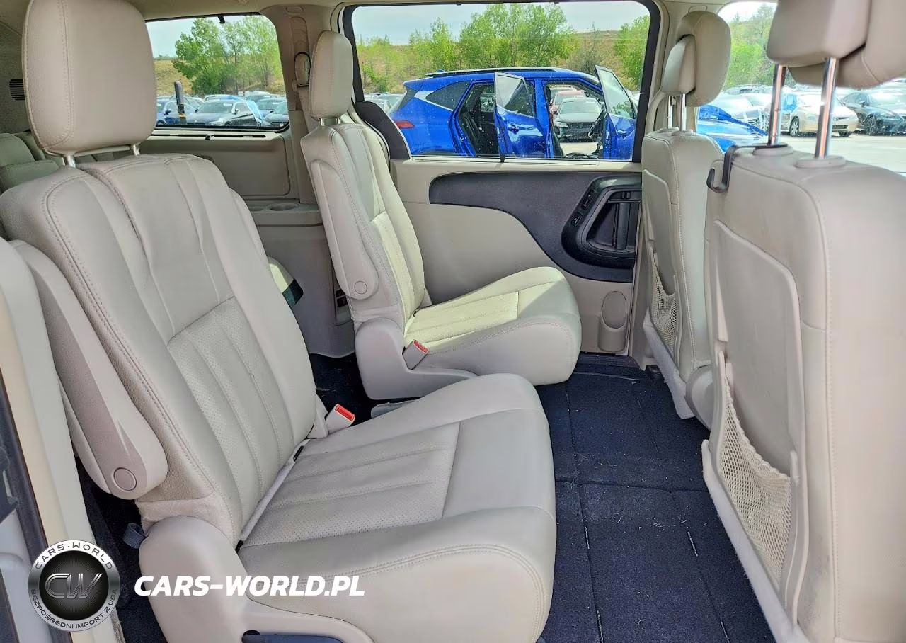 2016 Chrysler Town & Country Touring L VIN:2C4RC1CGXGR223210 - 11