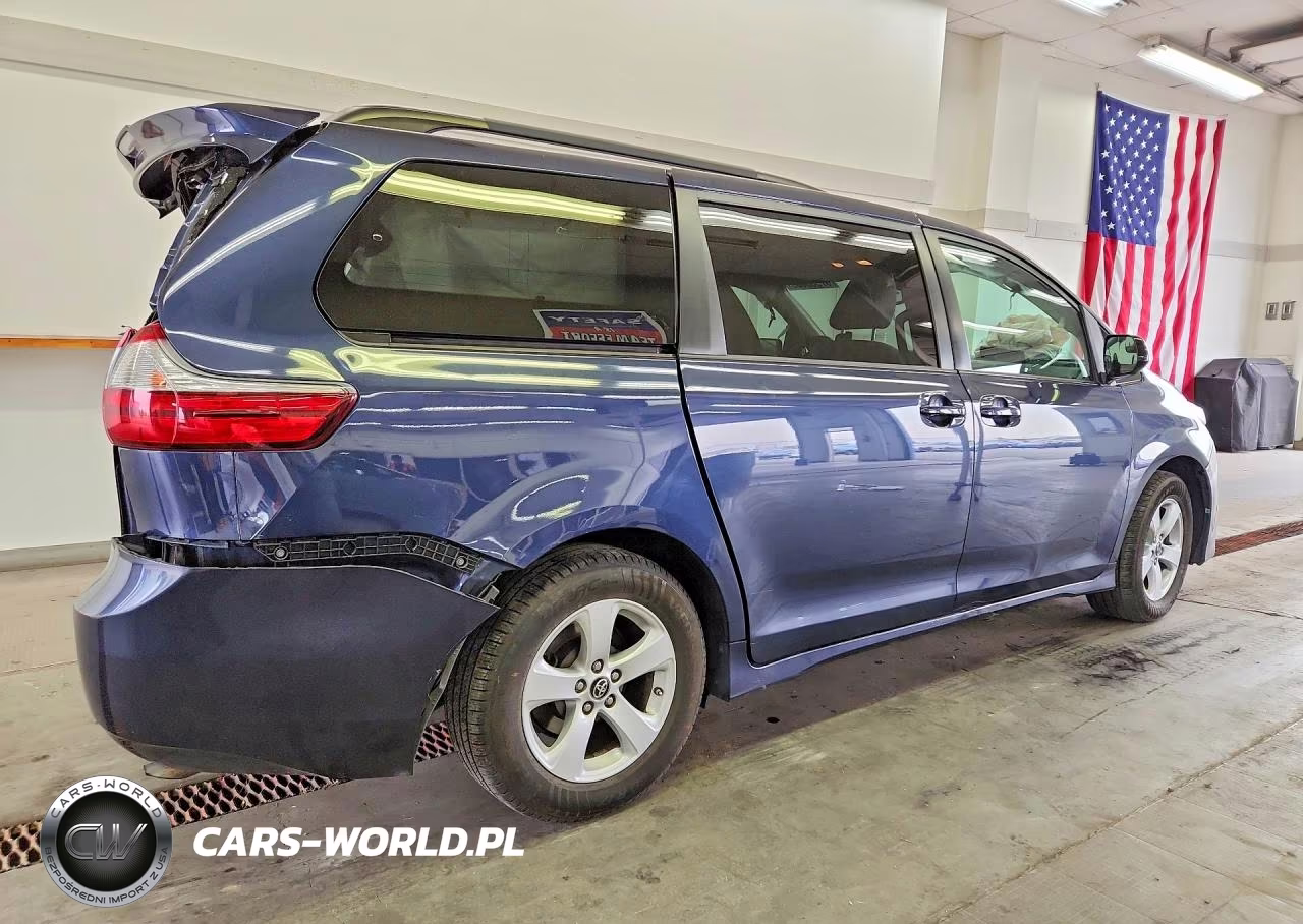 2018 Toyota Sienna Le VIN:5TDKZ3DC1JS923607 - 3