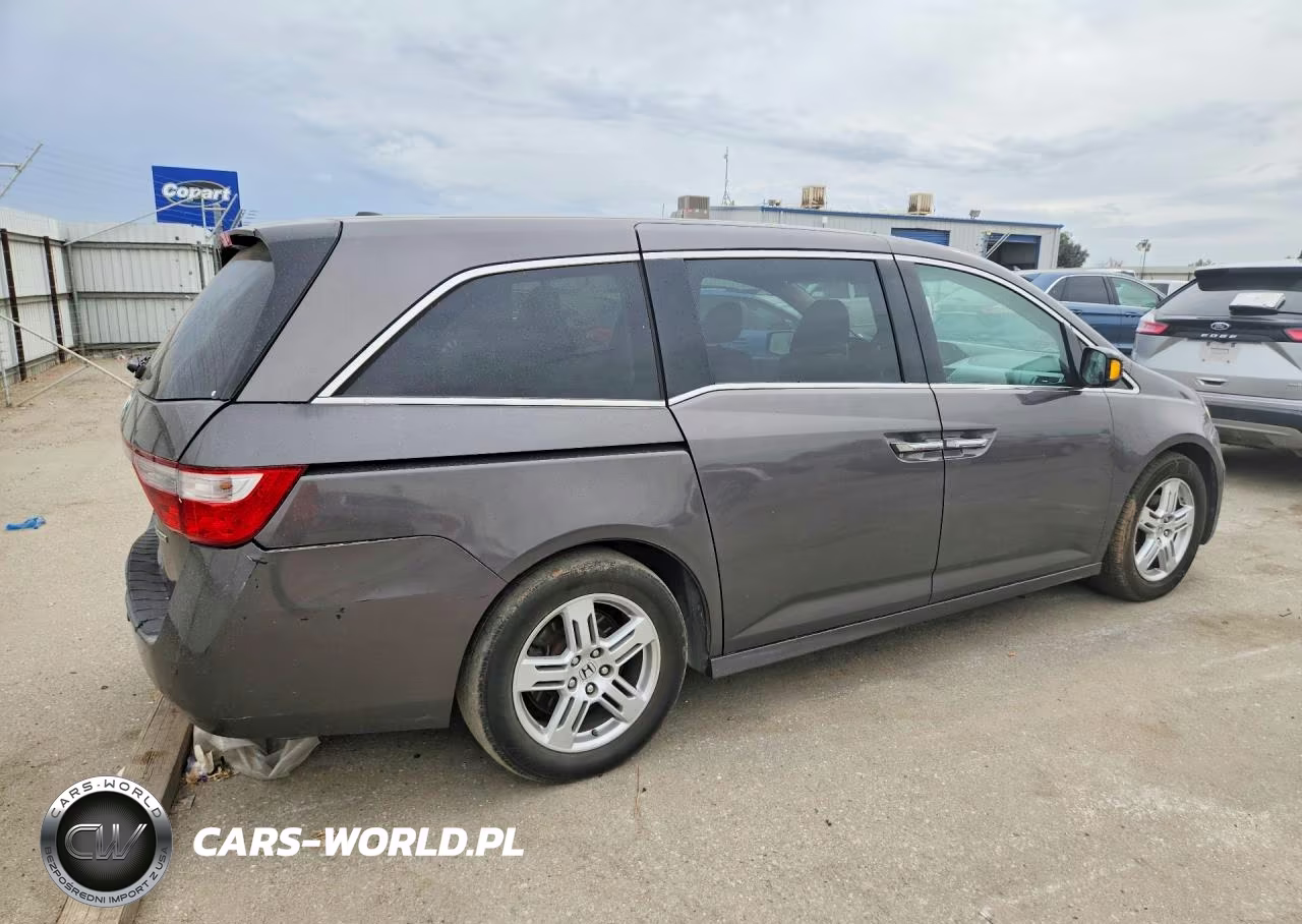 2013 Honda Odyssey Touring VIN:5FNRL5H94DB071482 - 3