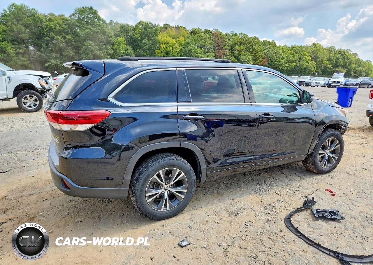 2018 Toyota Highlander Le VIN:5TDZZRFH5JS238021 - 3