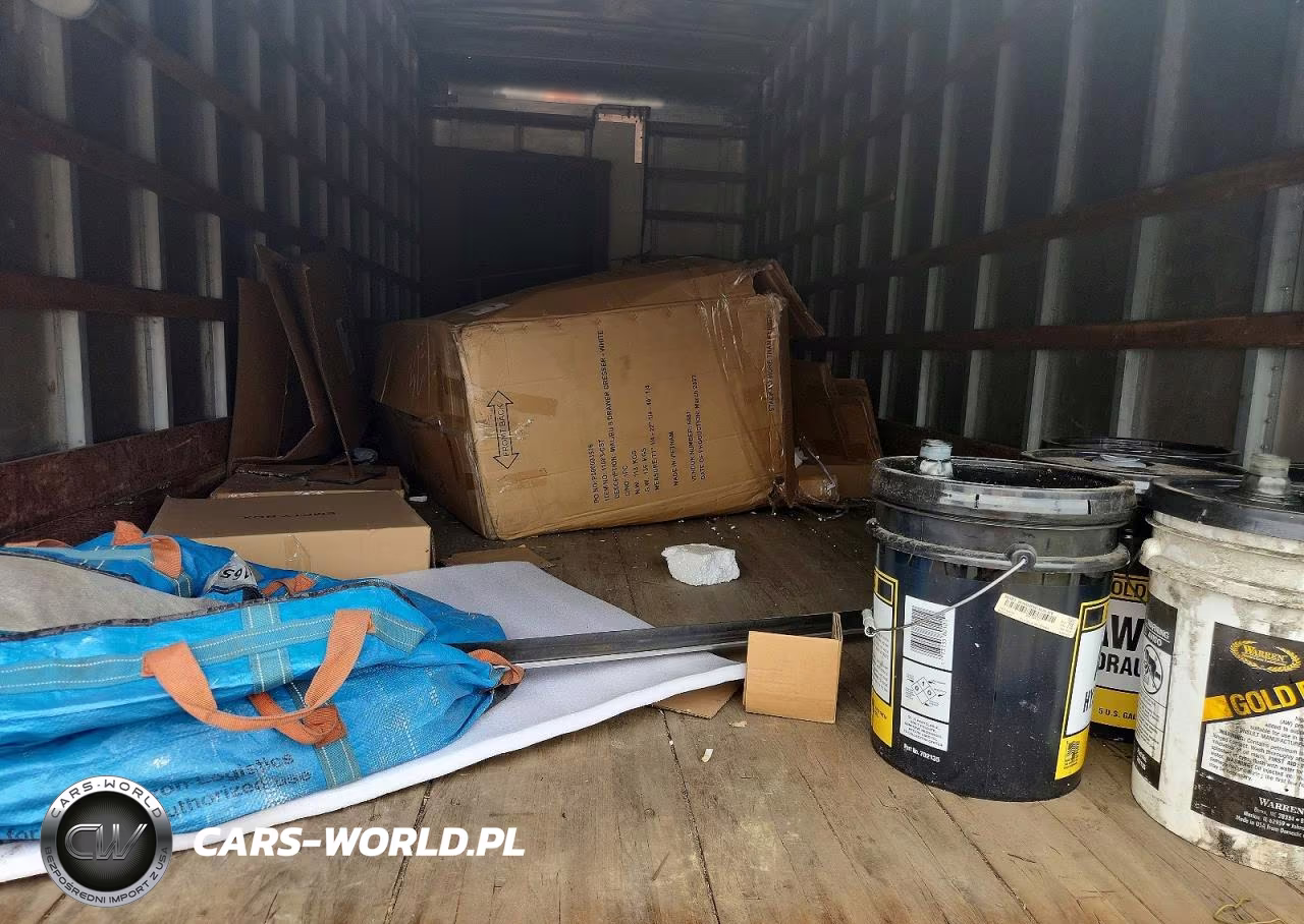 2018 Hino 195 Box Truck VIN:JHHSDM2H6JK006797 - 10