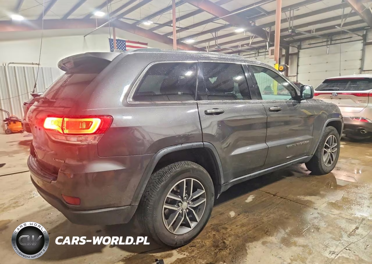 2018 Jeep Grand Cherokee Laredo VIN:1C4RJFAG1JC476924 - 3