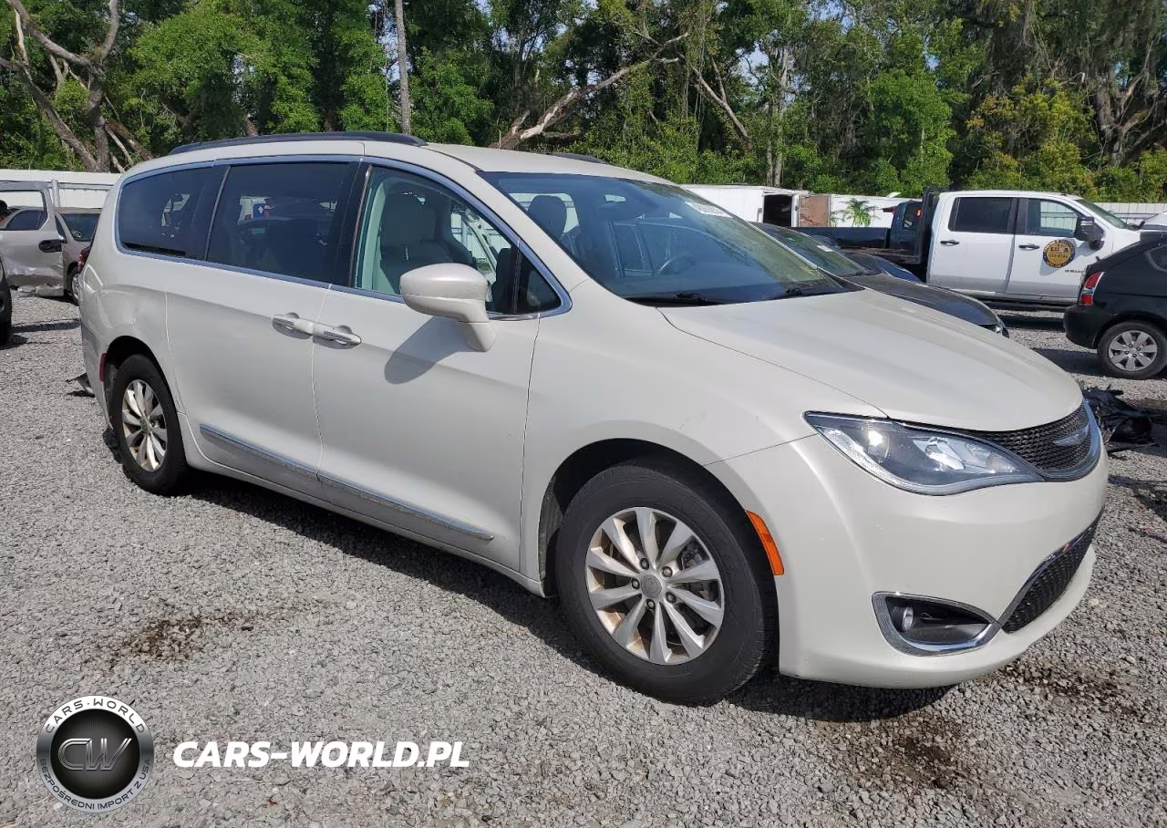 2017 Chrysler Pacifica Touring L VIN:2C4RC1BG2HR553703 - 4