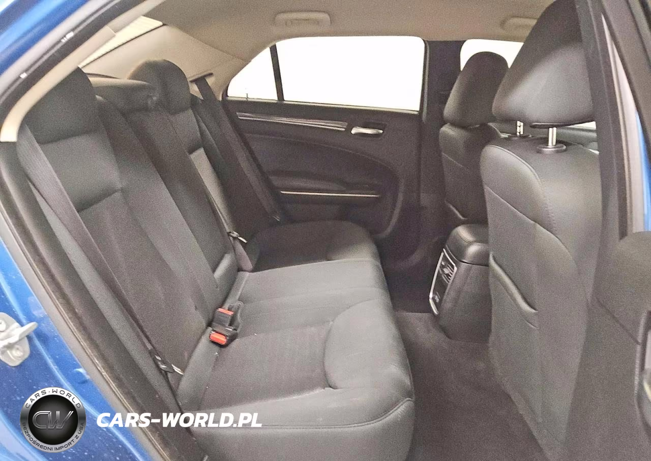 2020 Chrysler 300 Touring VIN:2C3CCAAGXLH164379 - 10