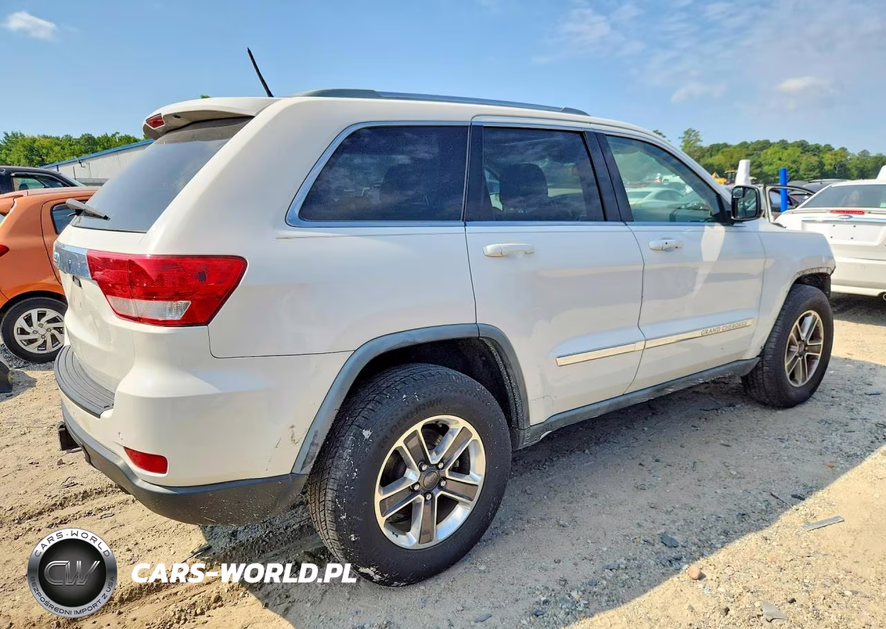 2011 Jeep Grand Cherokee Laredo VIN:1J4RR4GGXBC657018 - 3