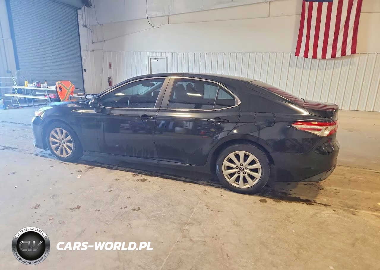 2018 Toyota Camry Le VIN:4T1B11HK7JU588454 - 2