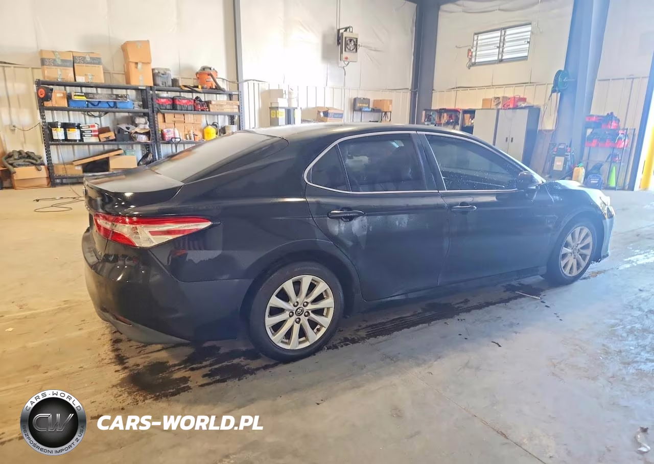 2018 Toyota Camry Le VIN:4T1B11HK7JU588454 - 3