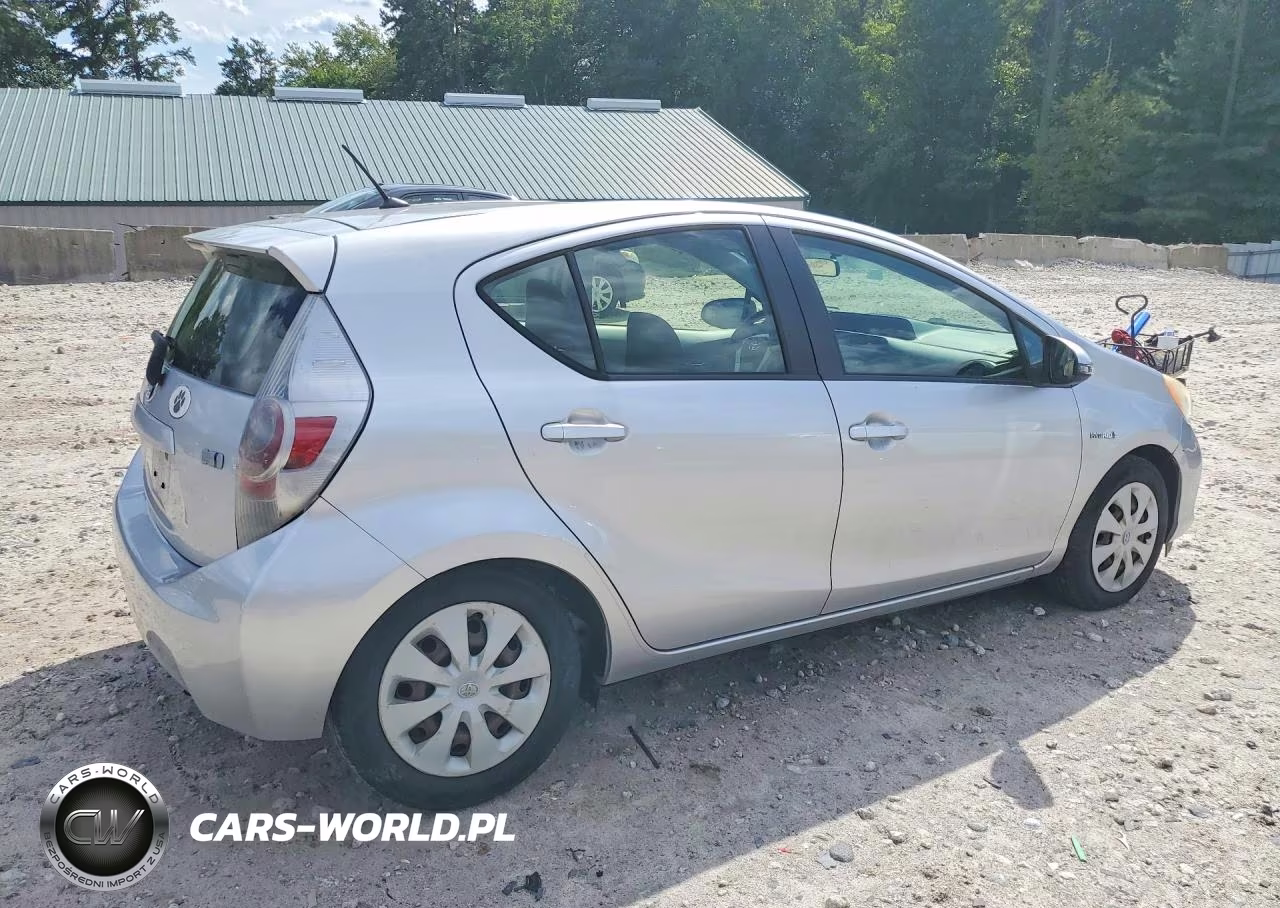 2013 Toyota Prius C Two VIN:JTDKDTB39D1539299 - 3