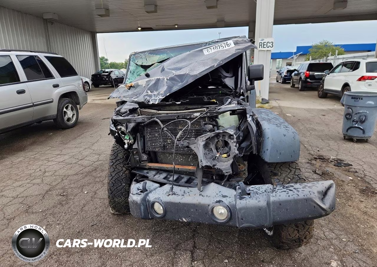 2014 Jeep Wrangler Unlimited Sport VIN:1C4BJWDG9EL101043 - 5