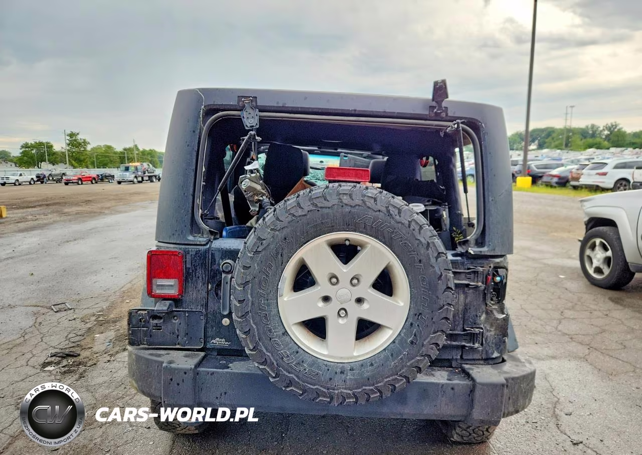 2014 Jeep Wrangler Unlimited Sport VIN:1C4BJWDG9EL101043 - 6