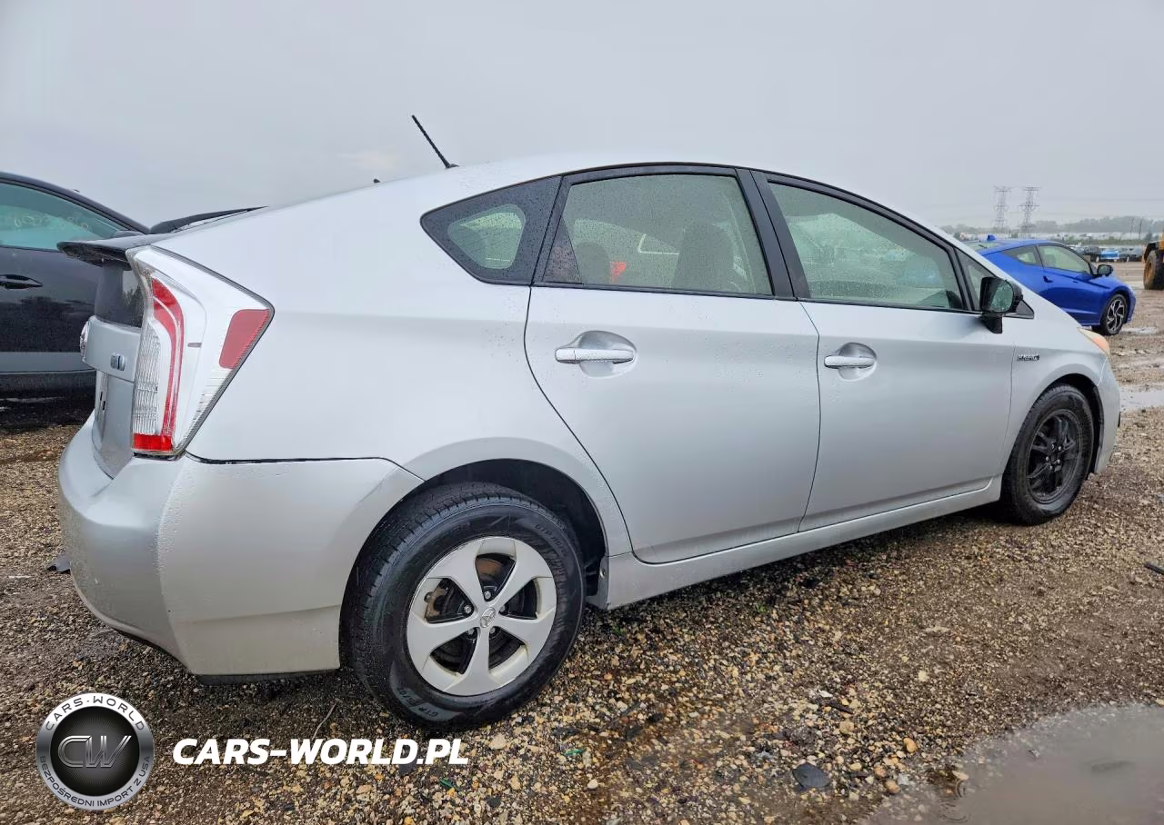 2013 Toyota Prius Two VIN:JTDKN3DU6D5686563 - 3