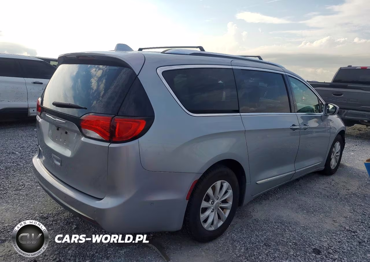 2018 Chrysler Pacifica Touring L VIN:2C4RC1BG6JR269769 - 3
