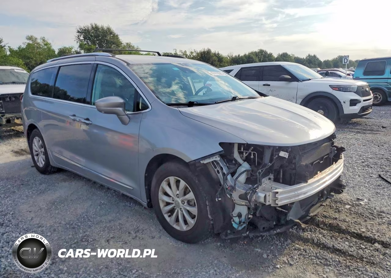 2018 Chrysler Pacifica Touring L VIN:2C4RC1BG6JR269769 - 4