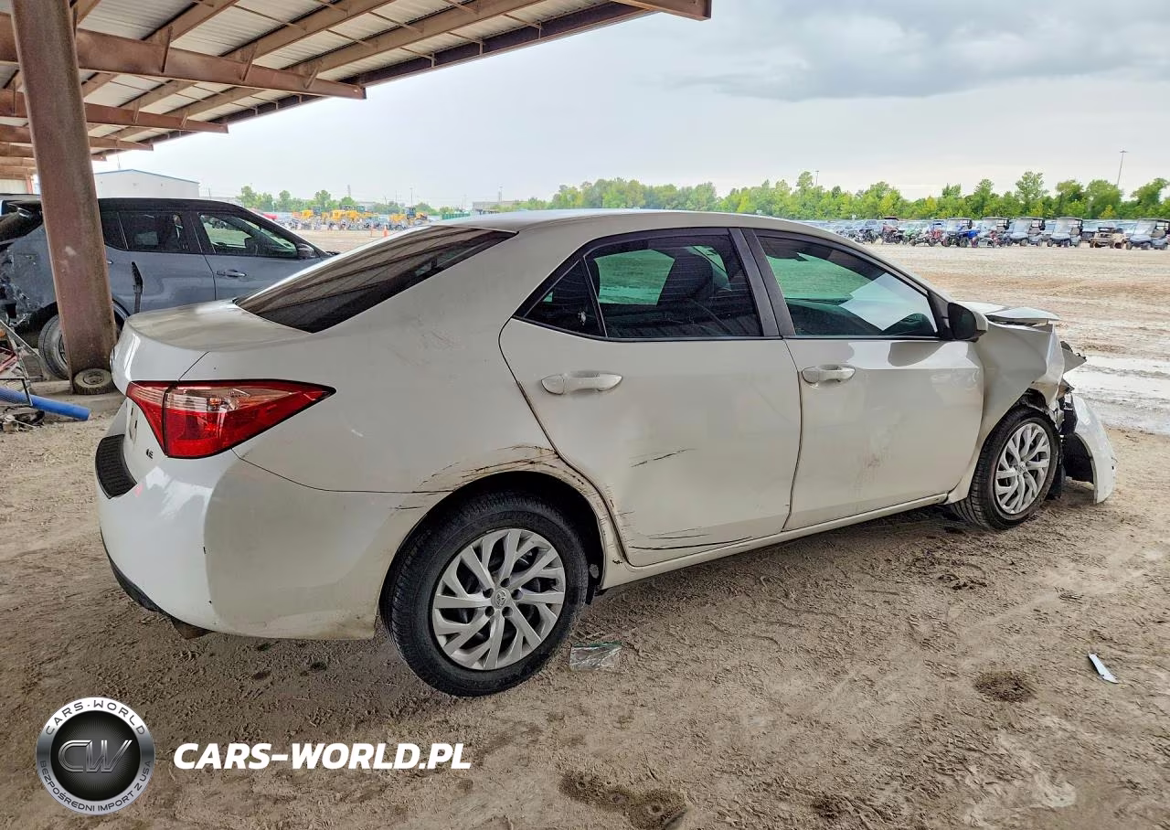 2018 Toyota Corolla Le VIN:5YFBURHE9JP855921 - 3