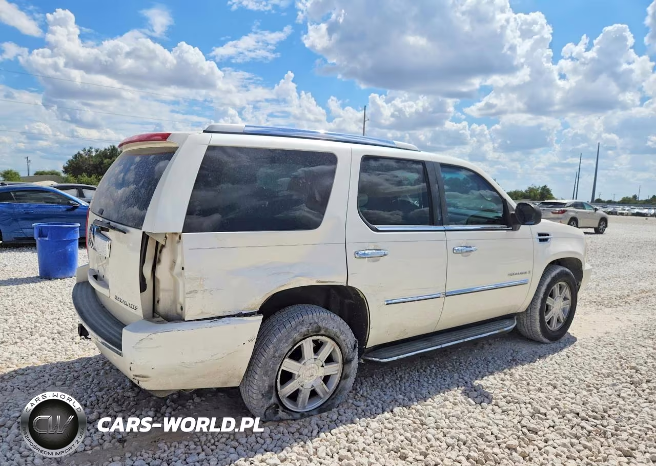 2008 Cadillac Escalade Luxury VIN:1GYEC638X8R236741 - 3