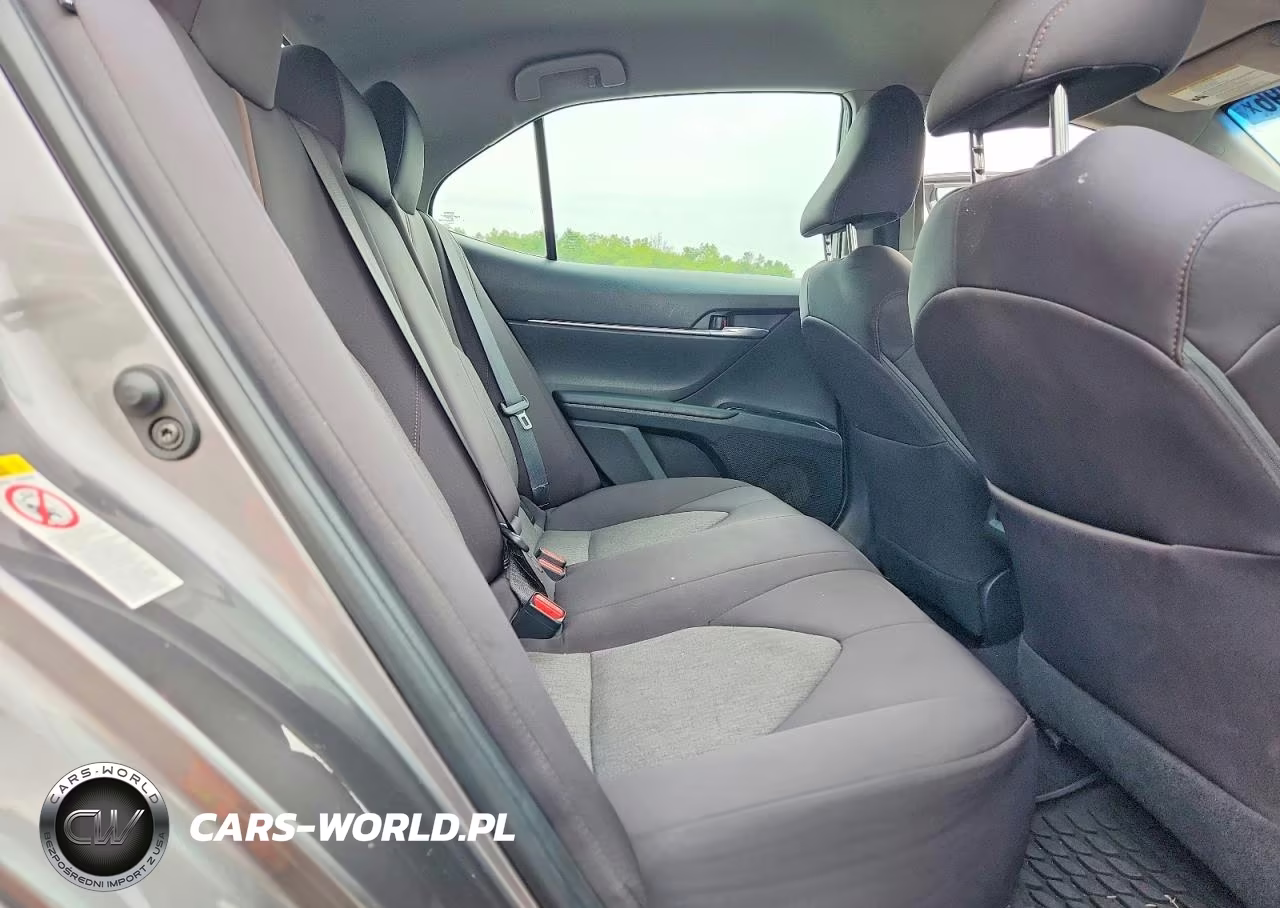 2018 Toyota Camry Le VIN:4T1B11HK9JU004975 - 10