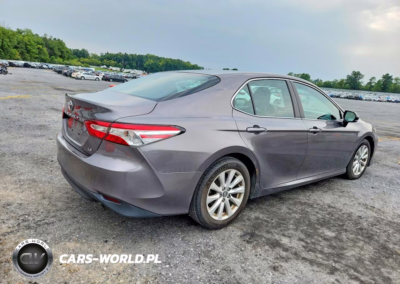 2018 Toyota Camry Le VIN:4T1B11HK9JU004975 - 3